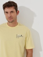 T-shirt com estampado no peito T-shirt com estampado no peito