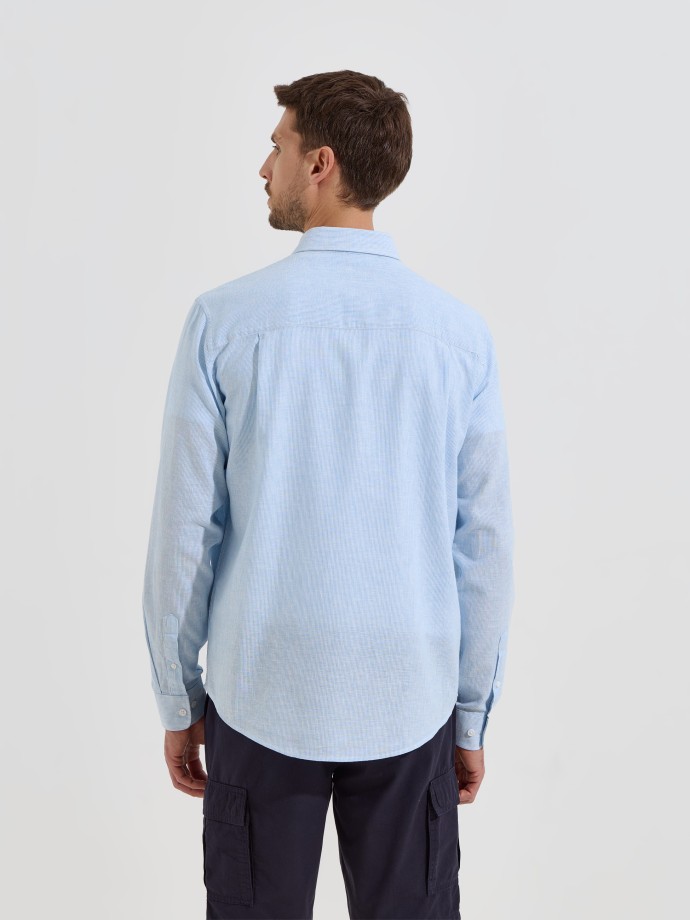 Camisa �s riscas com linho
