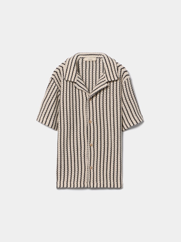 Camisa �s riscas de manga curta
