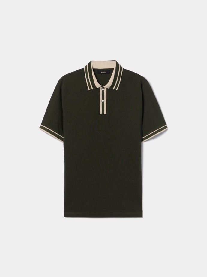 Polo com detalhes em contraste