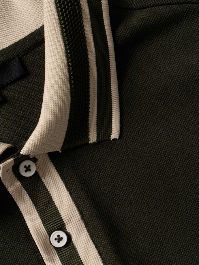 Polo com detalhes em contraste
