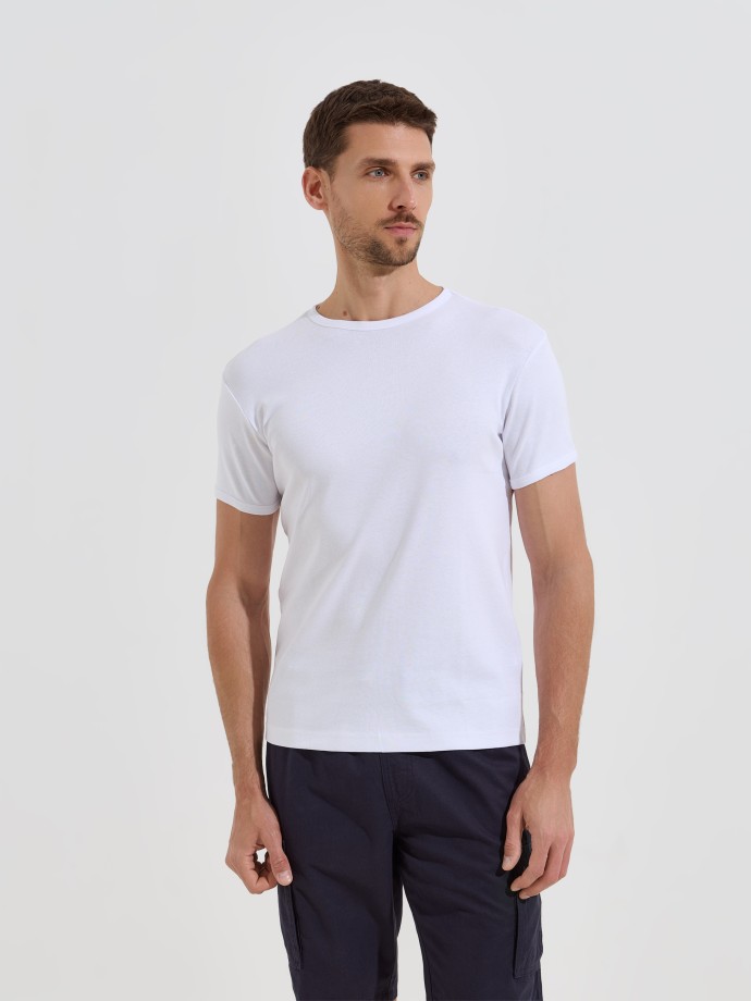 T-shirt básica em algodão T-shirt básica em algodão