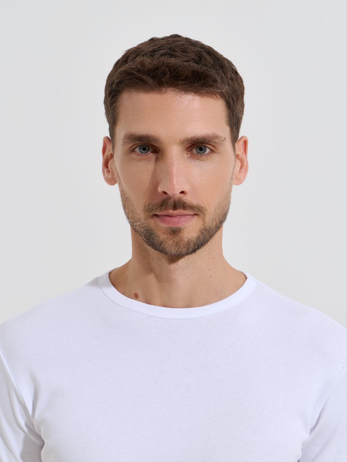 T-shirt básica em algodão T-shirt básica em algodão