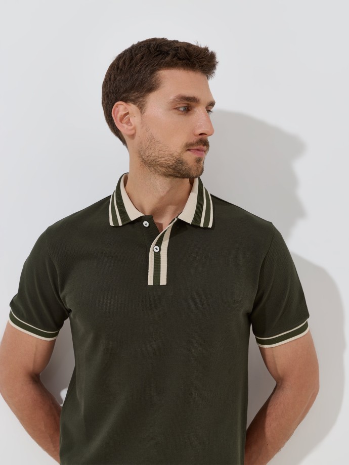 Polo com detalhes em contraste