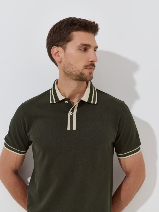 Polo com detalhes em contraste