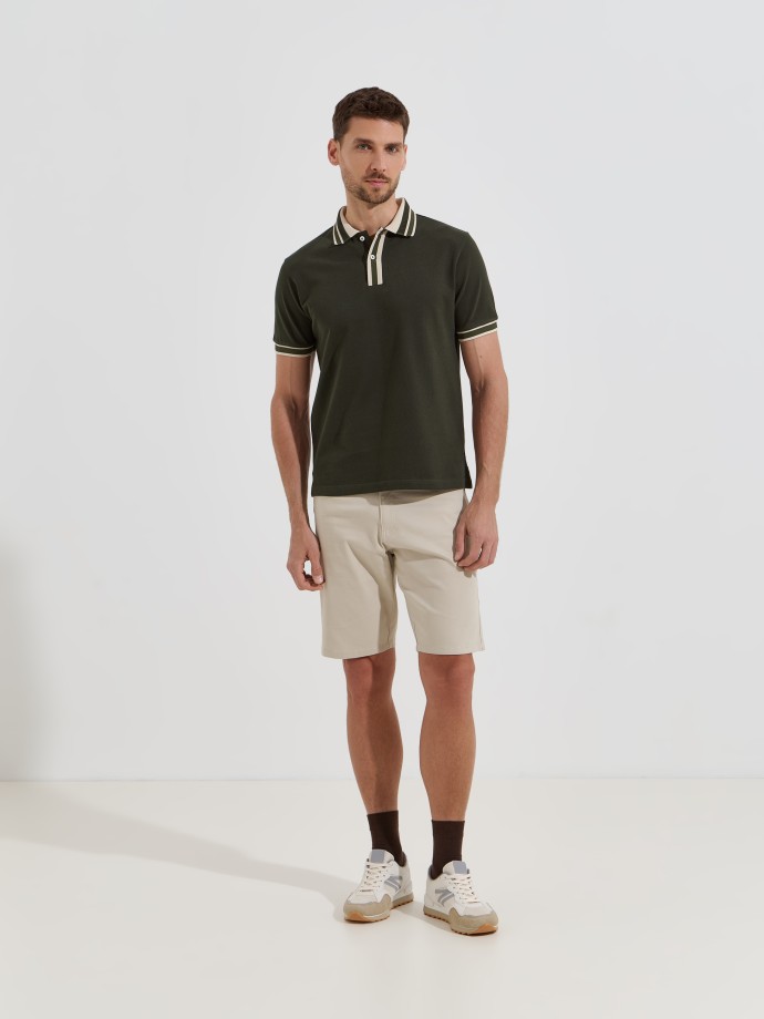 Polo com detalhes em contraste