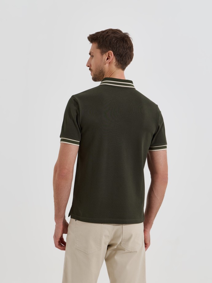 Polo com detalhes em contraste