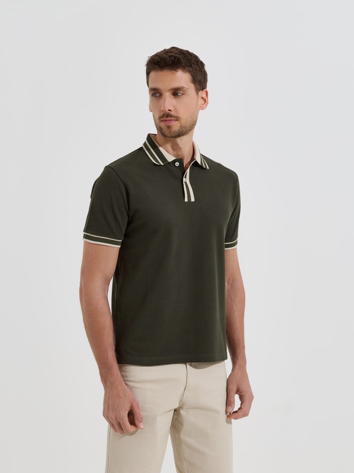 Polo com detalhes em contraste