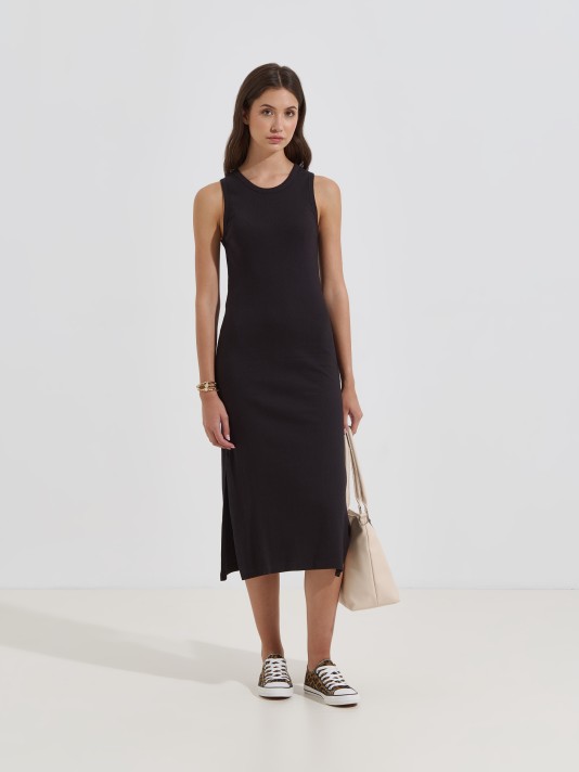 Vestido midi canelado com abertura