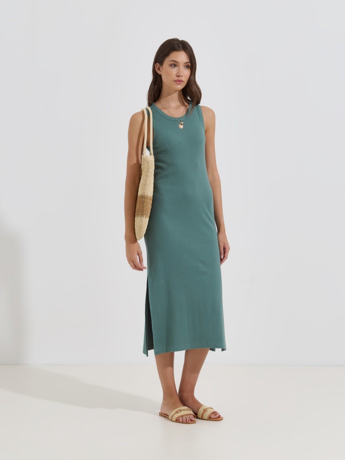 Vestido midi canelado com abertura