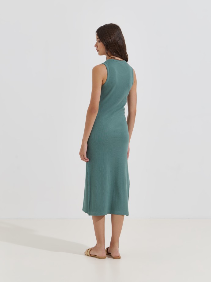 Vestido midi canelado com abertura