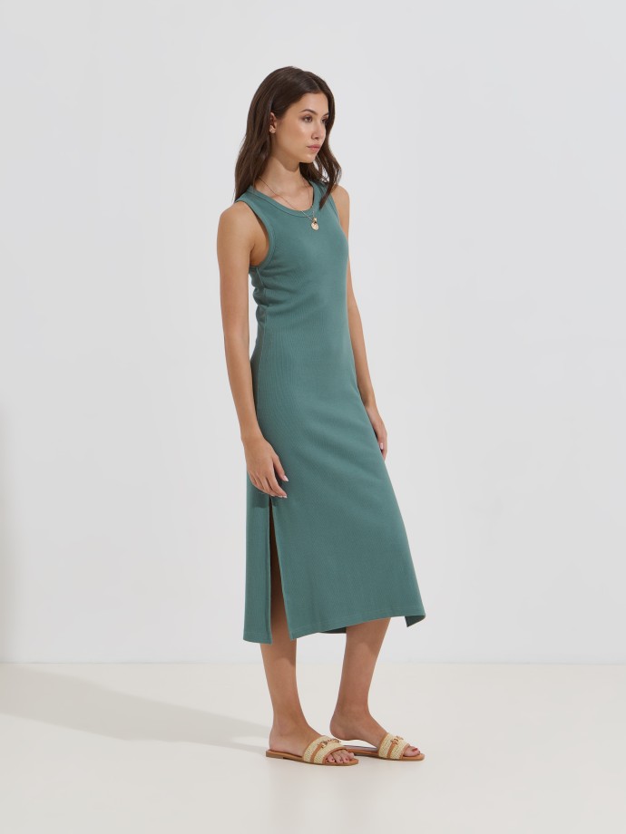 Vestido midi canelado com abertura