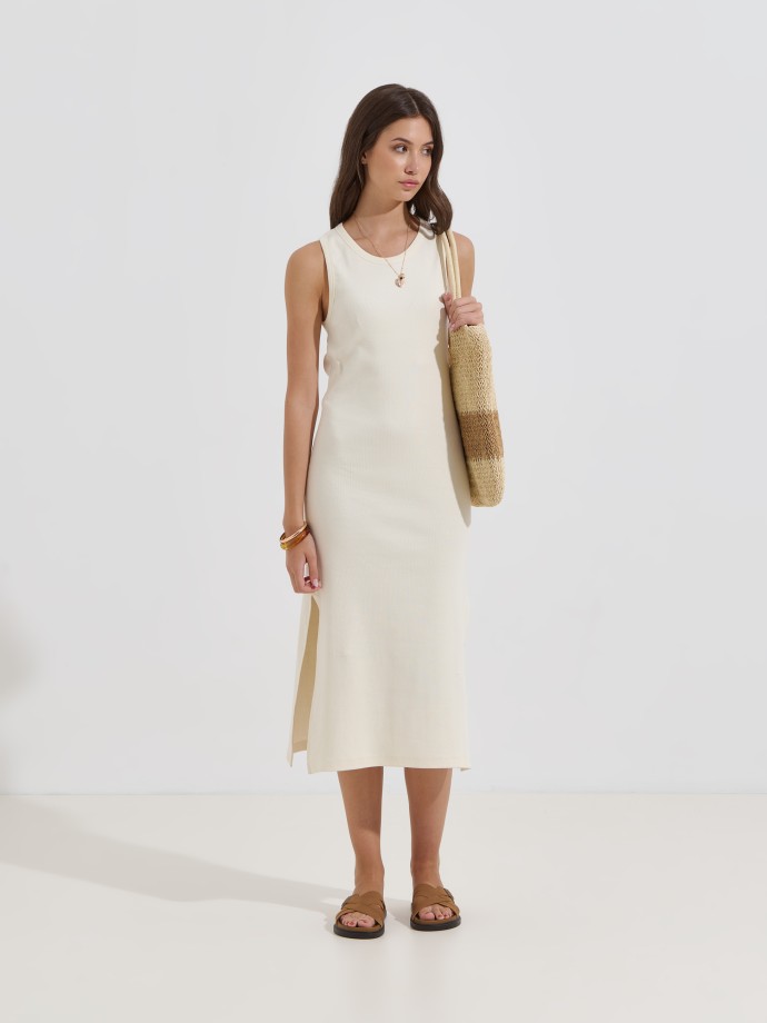 Vestido midi canelado com abertura