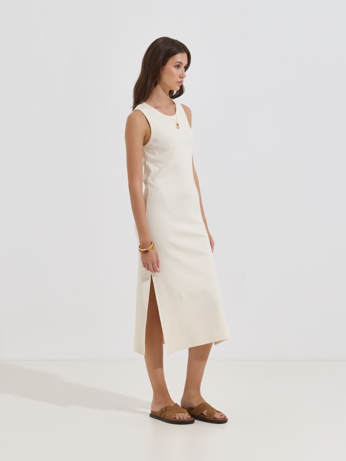 Vestido midi canelado com abertura