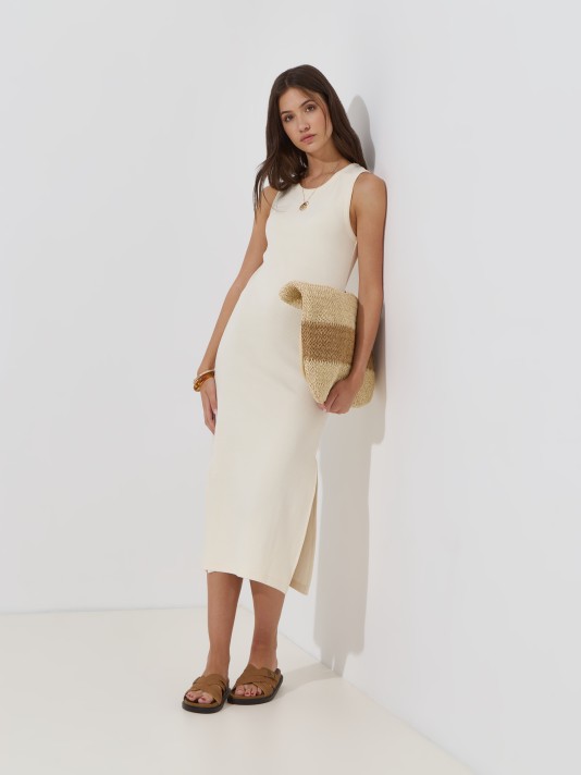 Vestido midi canelado com abertura