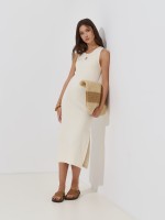 Vestido midi canelado com abertura