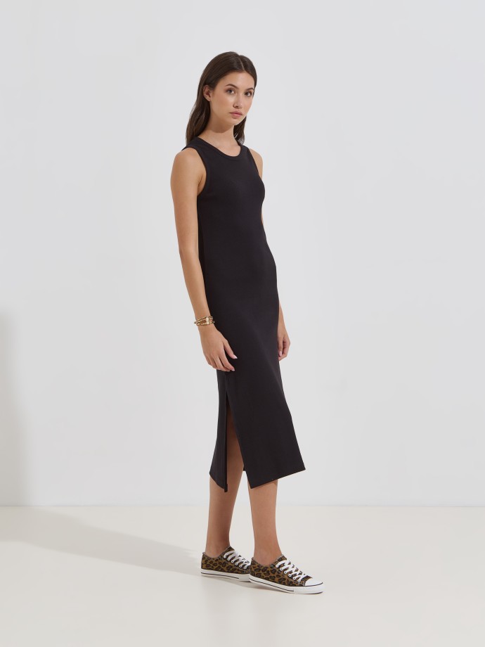 Vestido midi canelado com abertura