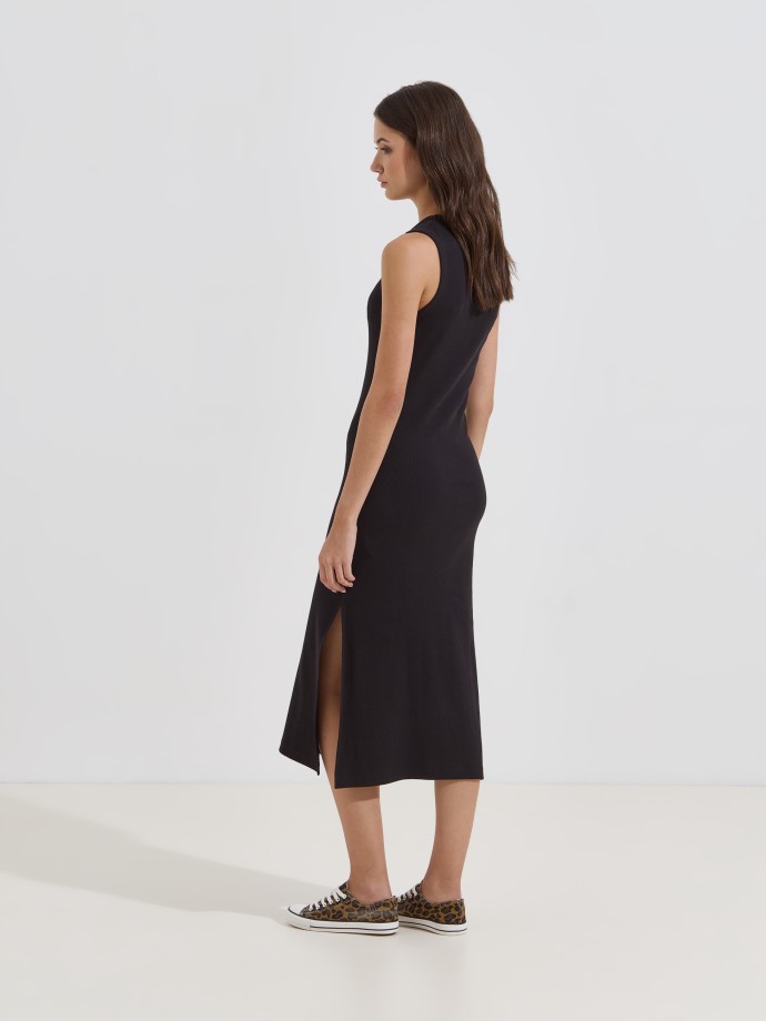 Vestido midi canelado com abertura