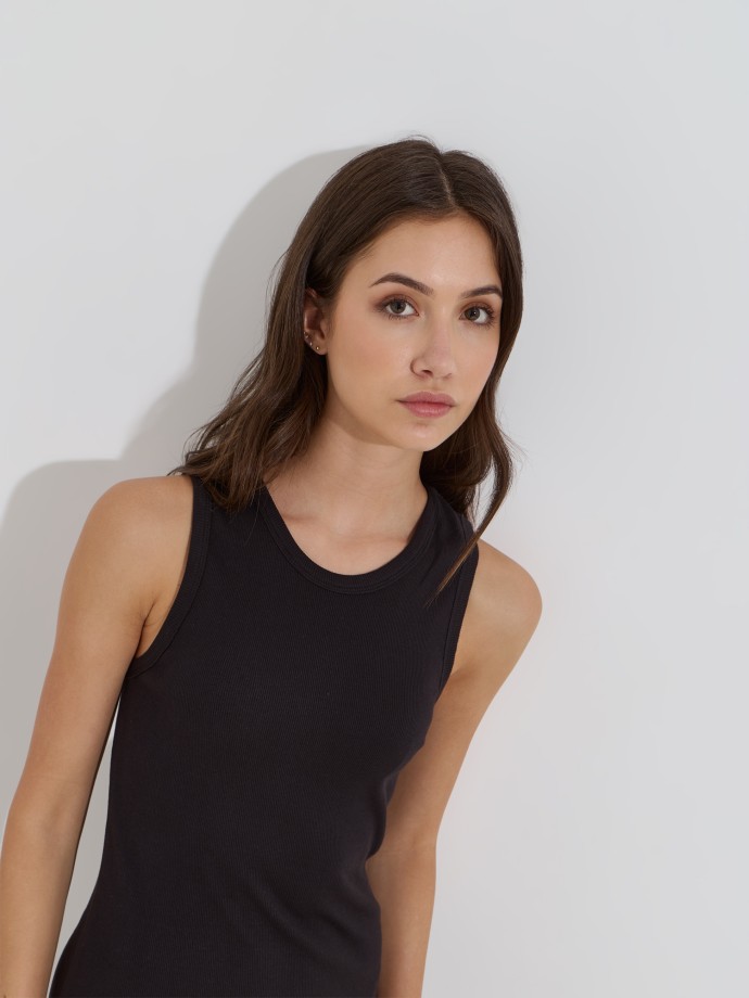 Vestido midi canelado com abertura