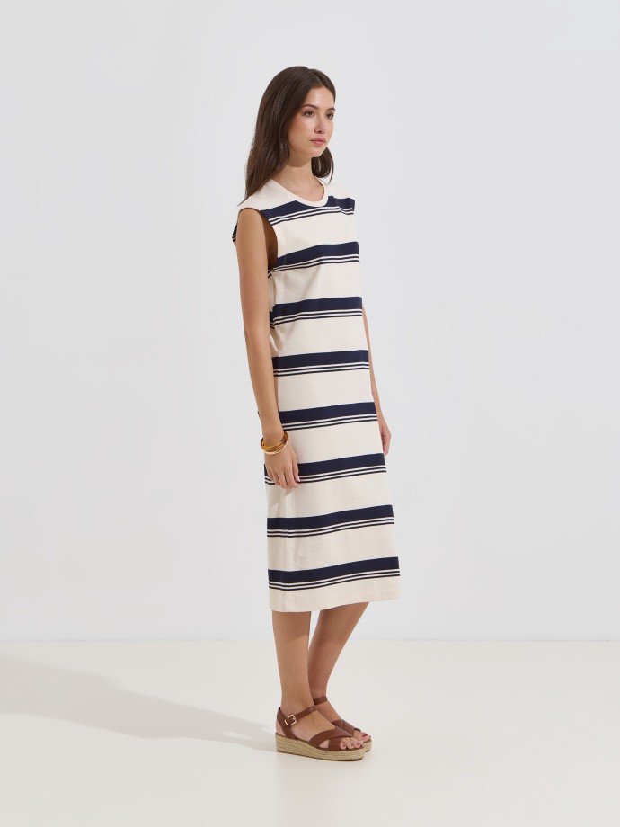 Vestido midi canelado �s riscas