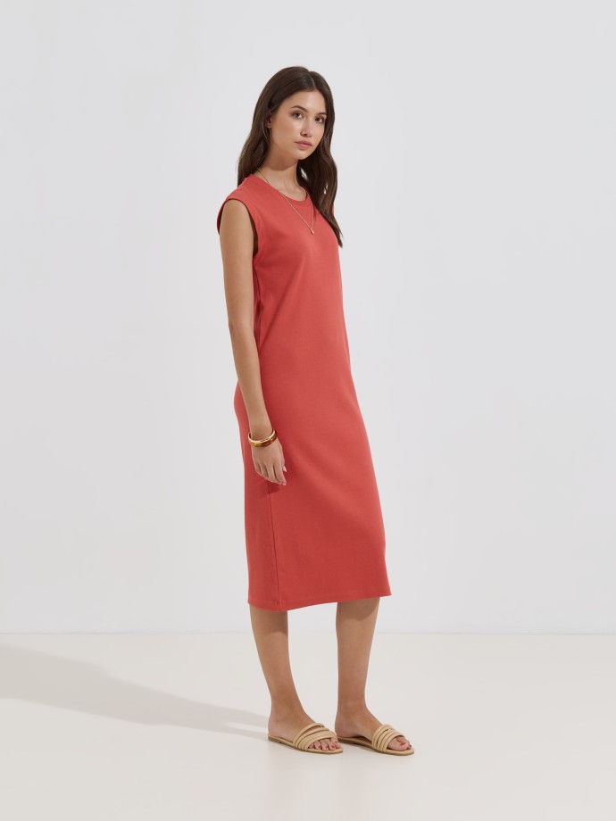 Vestido midi canelado com abertura