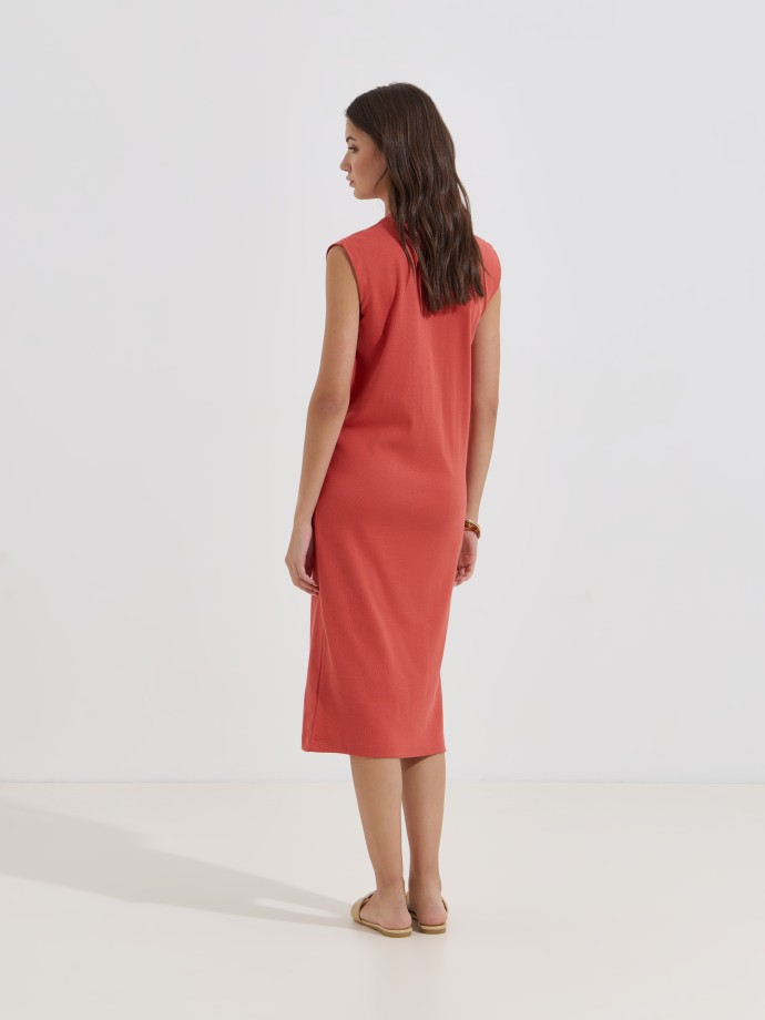 Vestido midi canelado com abertura