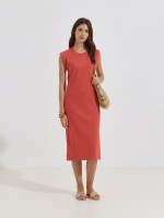 Vestido midi canelado com abertura