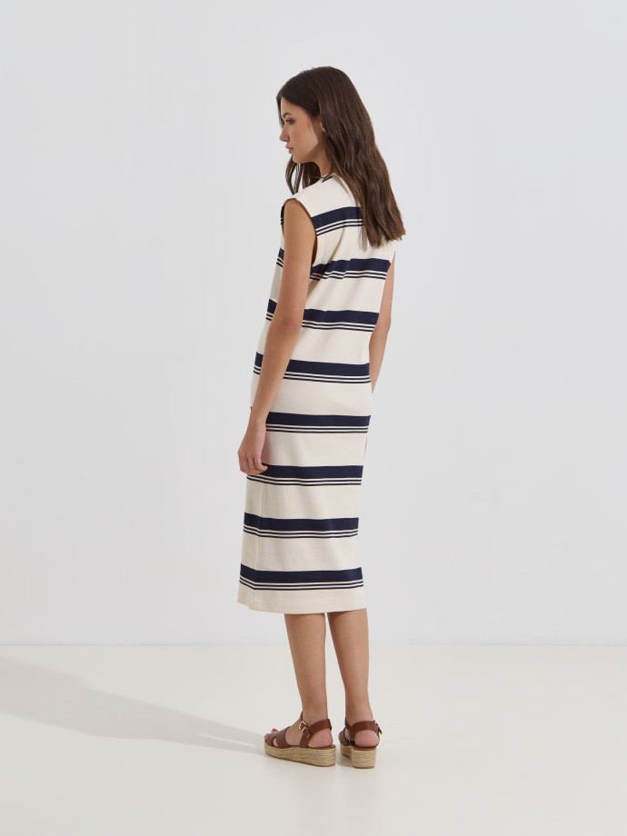 Vestido midi canelado �s riscas