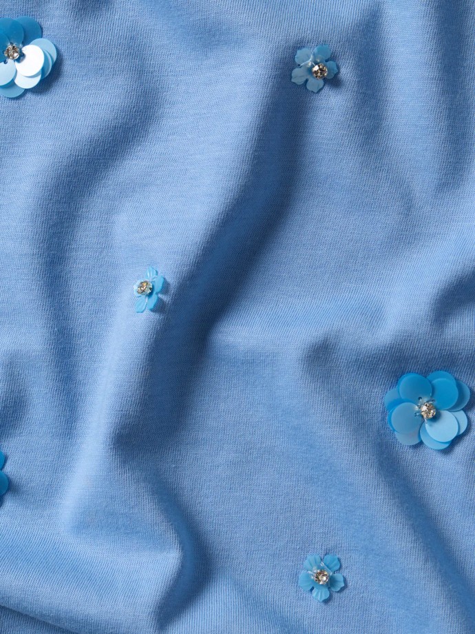 T-shirt com aplica��es florais