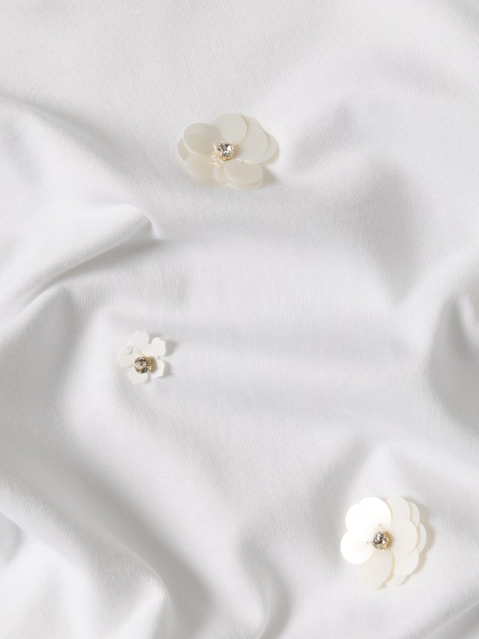 T-shirt com aplica��es florais