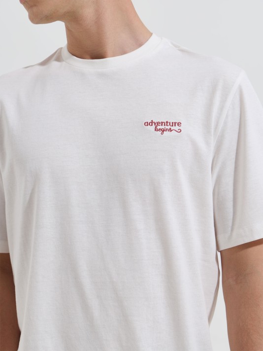 T-shirt com bordado