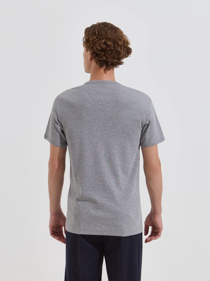 T-shirt básica em algodão T-shirt básica em algodão