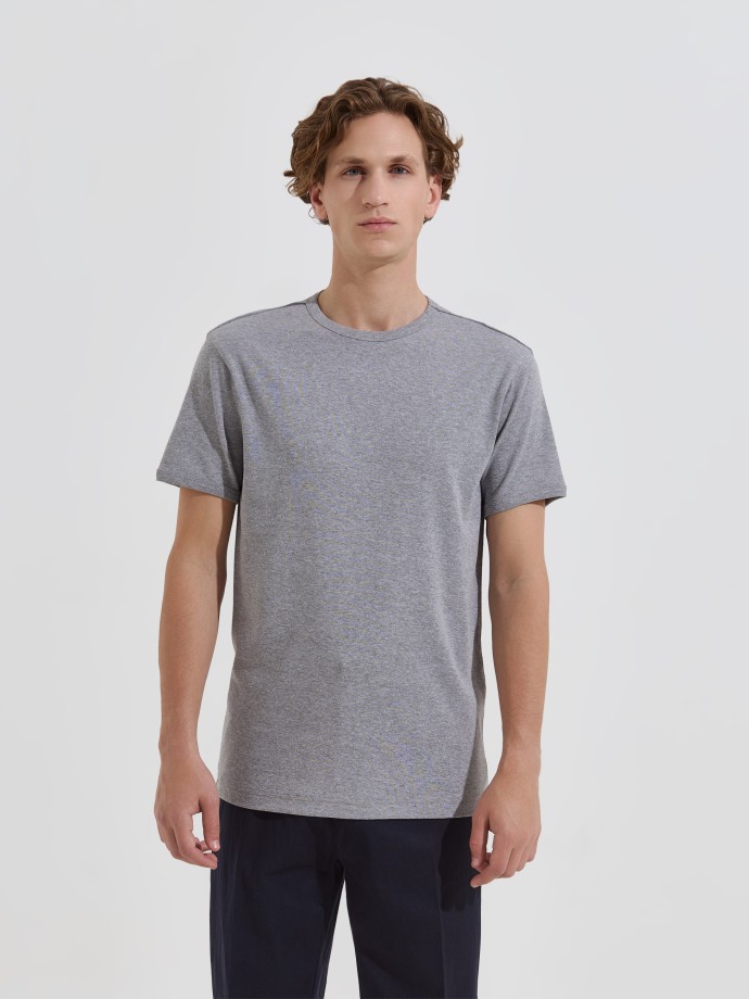 T-shirt básica em algodão T-shirt básica em algodão