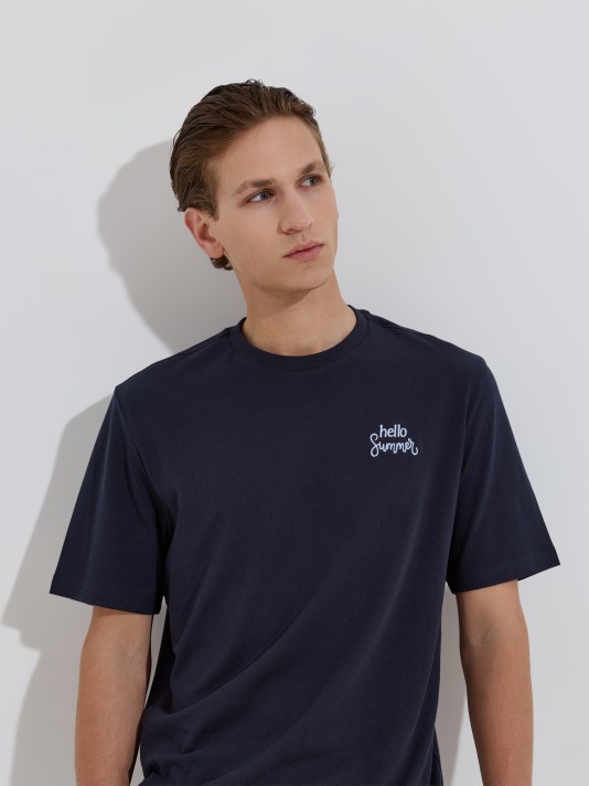 T-shirt com bordado