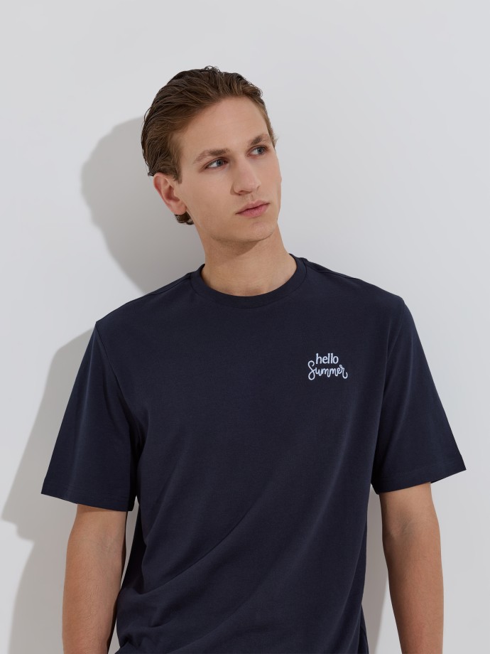 T-shirt com bordado