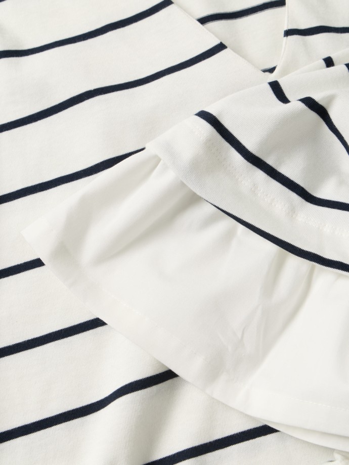 T-shirt �s riscas com folho