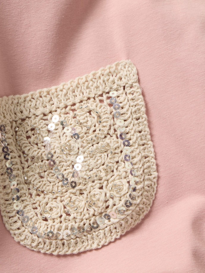 T-shirt com bolso em crochet e lantejoulas