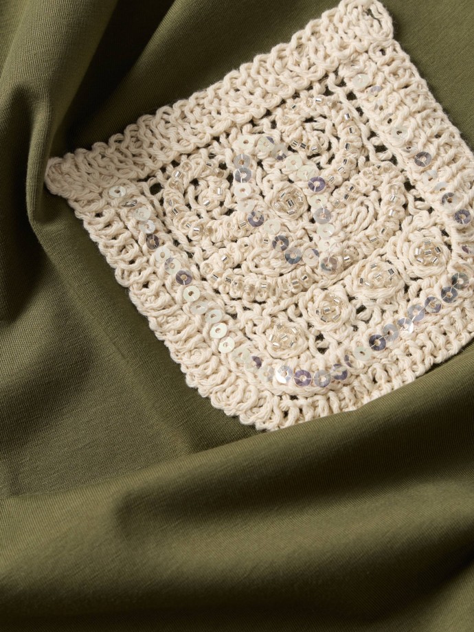 T-shirt com bolso em crochet e lantejoulas T-shirt com bolso em crochet e lantejoulas