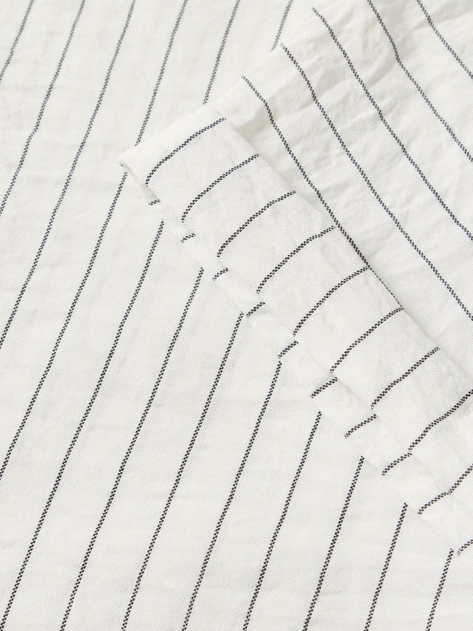 Blusa �s riscas com detalhe cruzado