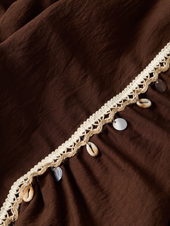 Saia comprida com detalhes decorativos