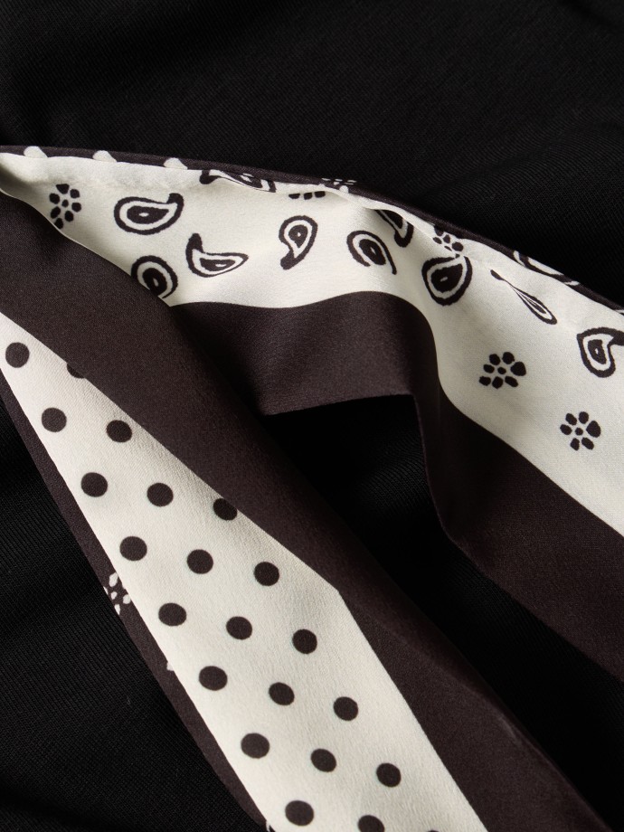 T-shirt com len�o estampado