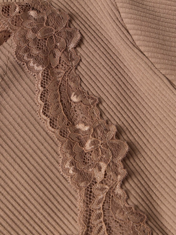 T-shirt canelada com detalhe em renda