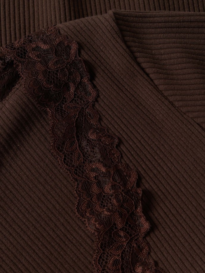T-shirt canelada com detalhe em renda