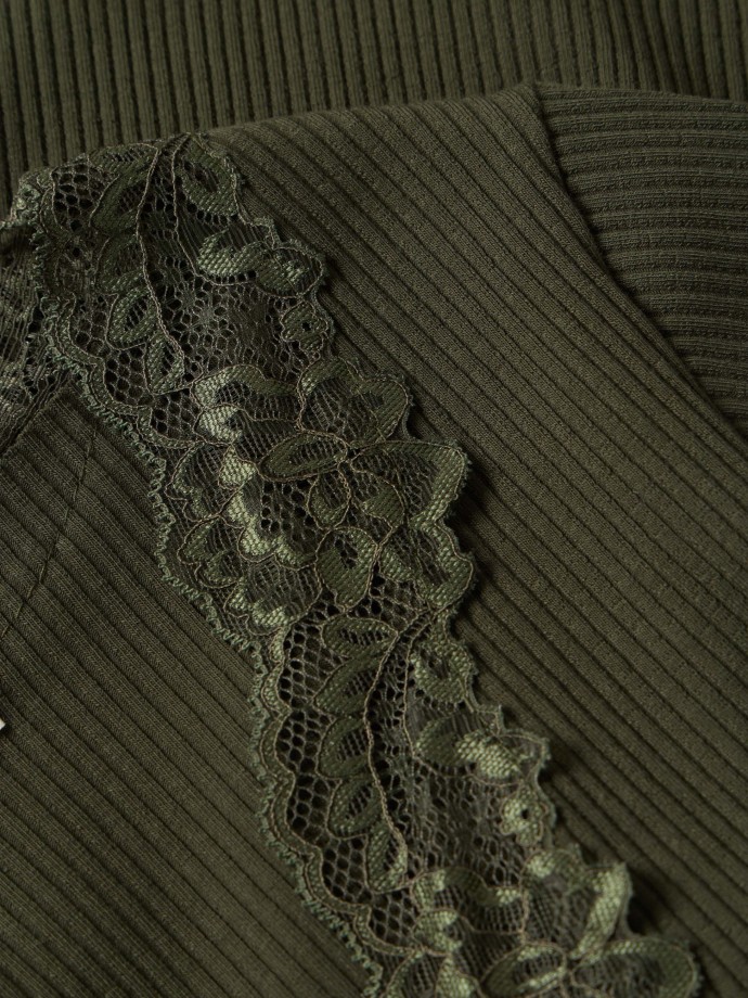 T-shirt canelada com detalhe em renda T-shirt canelada com detalhe em renda