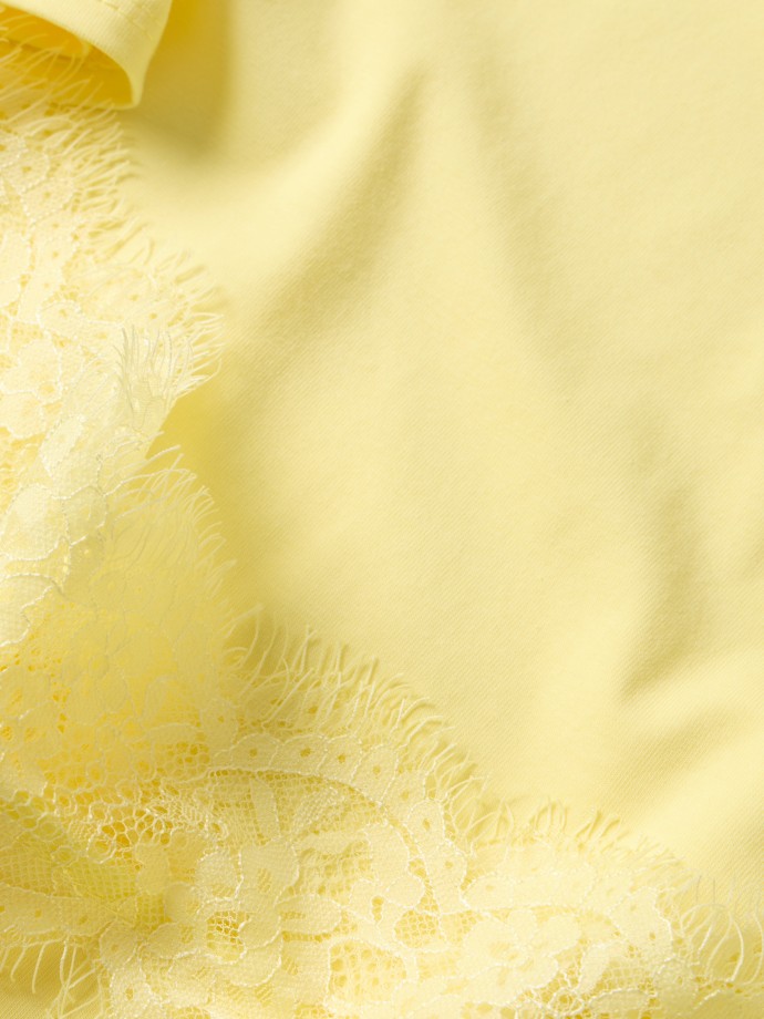 T-shirt combinada com renda