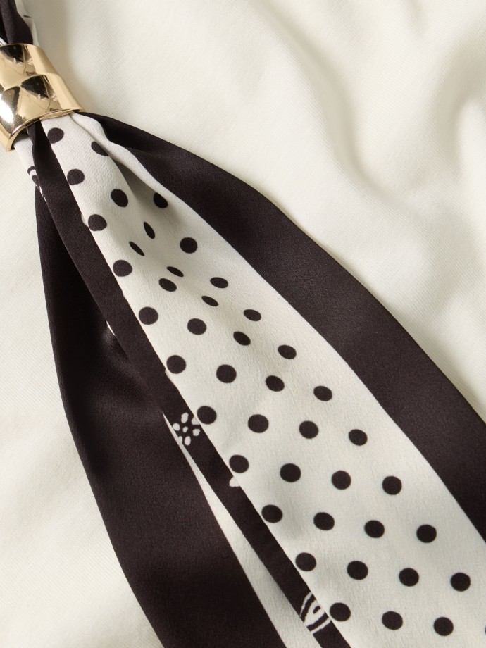 T-shirt com len�o estampado