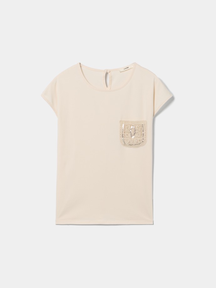 T-shirt com bolso em crochet e lantejoulas