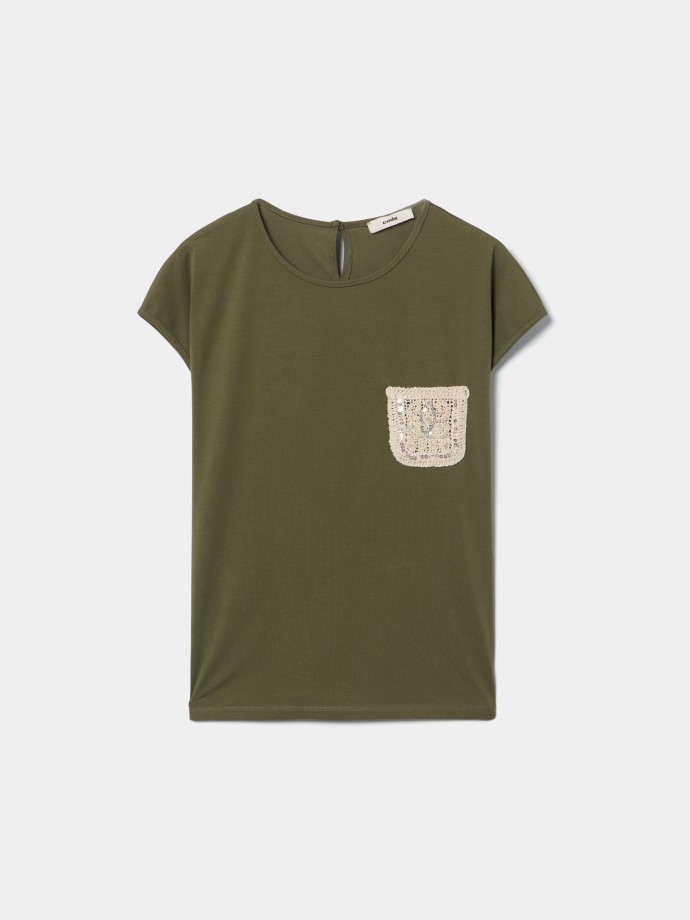 T-shirt com bolso em crochet e lantejoulas T-shirt com bolso em crochet e lantejoulas