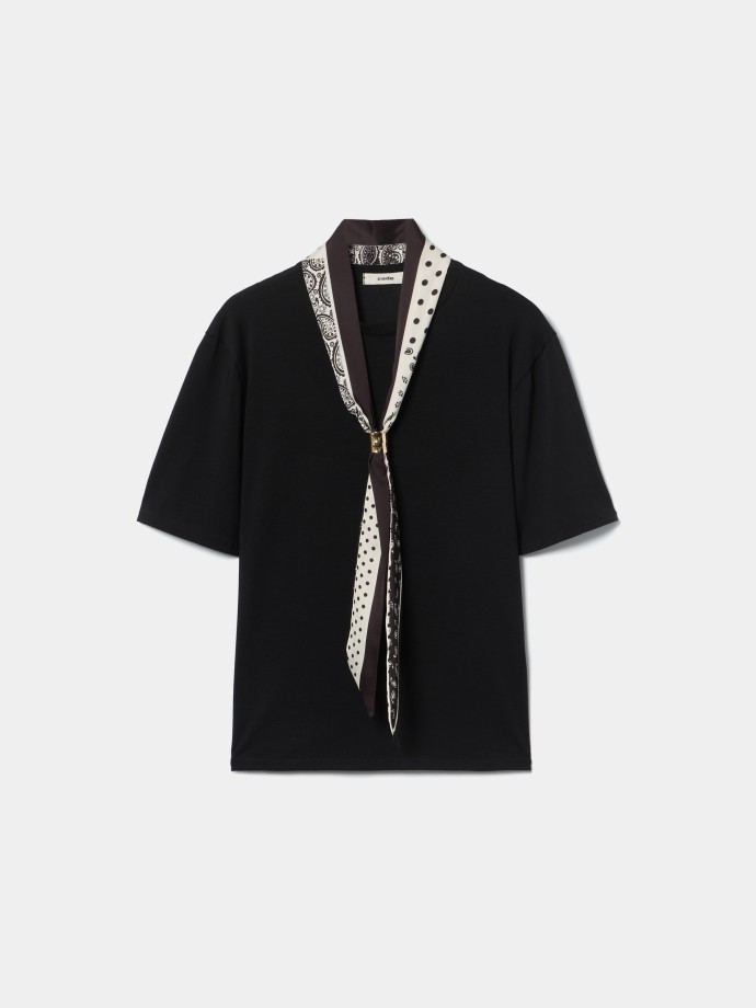 T-shirt com len�o estampado