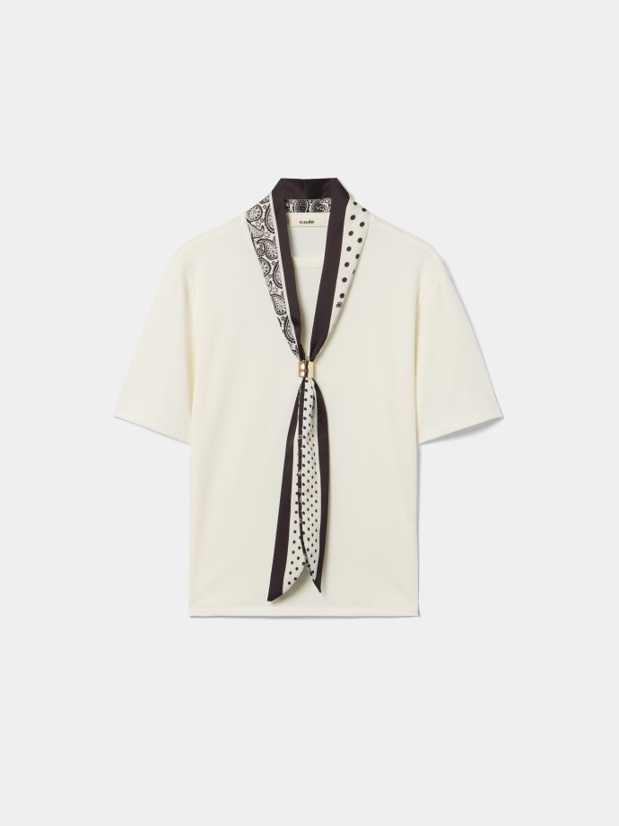 T-shirt com len�o estampado